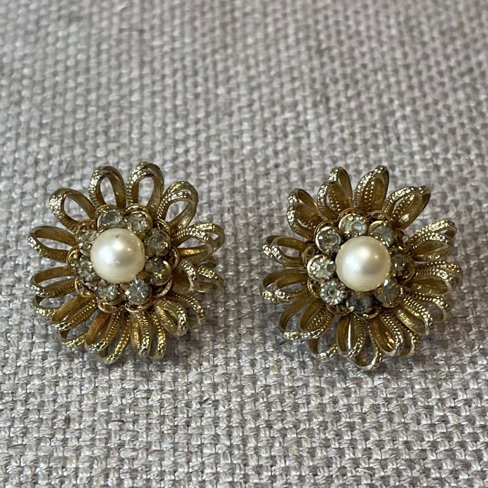 Beautiful Vintage Gold Tone Floral Inspired Multi-Dimensional Clip On Pearl and
